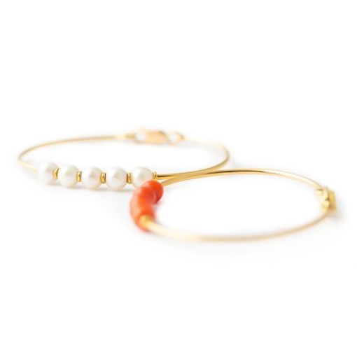 Rigid bracelet in 18 kt gold and coral