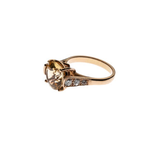 Ring in 18 kt yellow gold with diamonds and champagne topaz