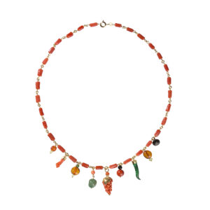 Collana di corallo naturale in argento placcato oro giallo con charms