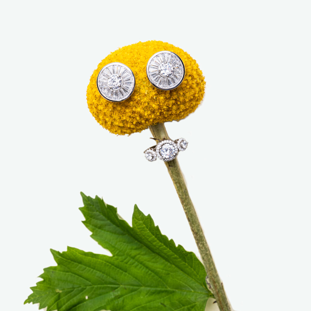 Anello Trilogy con brillanti e orecchini con brillanti