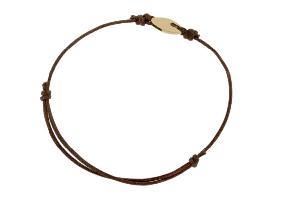 Bracciale uomo in oro giallo 18 kt con cordino scorsoio. Bracciale portafortuna, rivisitato in chiave moderna dalle linee essenziali.