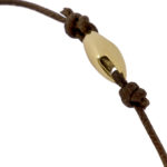Bracciale uomo in oro giallo 18 kt con cordino scorsoio. Bracciale portafortuna, rivisitato in chiave moderna dalle linee essenziali.