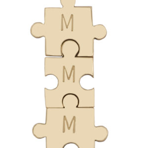 Family Puzzle ,Tre ciondoli puzzle in oro rosa con incisa l’iniziale, montati a collana o bracciale con cordini colorati.