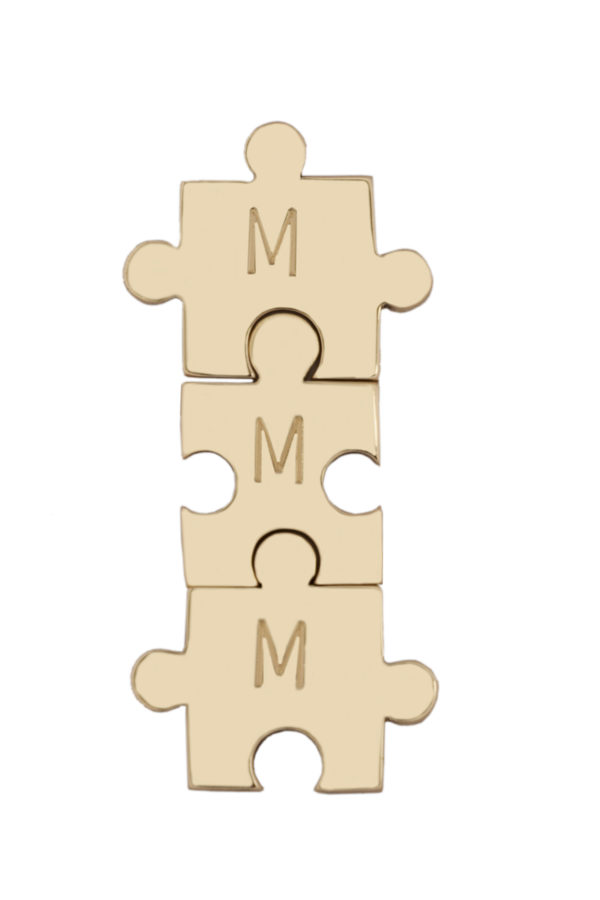 Family Puzzle ,Tre ciondoli puzzle in oro rosa con incisa l’iniziale, montati a collana o bracciale con cordini colorati.